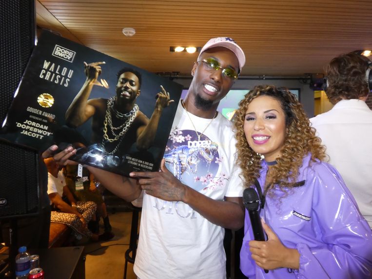 Dopebwoy krijgt een gouden award voor Walou Crisis, zes miljoen streams in een maand. Met presentator Ouassima Tajmout (FunX). Beeld Schuim