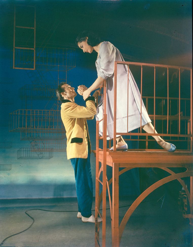 Larry Kert en Carol Lawrence als Tony en Maria in de Broadwaymusical van 1957.  Beeld Getty Images