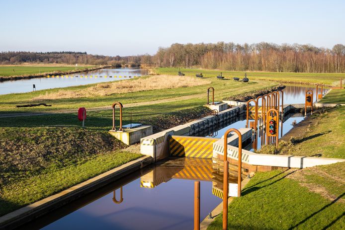 Nabij de stuw in Diffelen is in 2019 een nieuwe sluis voor recreatievaart in de Vecht geopend. Daarmee is de rivier in het vaarseizoen tot aan de Duitse grens te bevaren.