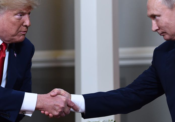 President Trump en zijn Russische ambtsgenoot Poetin drukken elkaar de hand bij de G20-top in Helsinki.