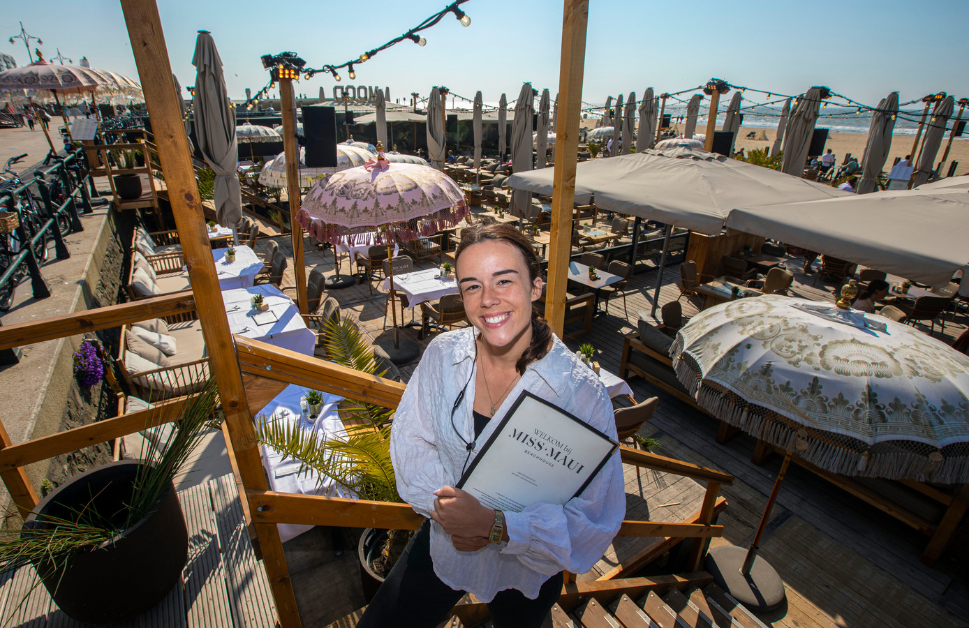 Wie vanaf de Scheveningse boulevard naar strandtenten kijkt, wordt daar