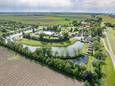 Dronefoto uit mei 2022 die al veel lege plekken op camping Bovensluis in Willemstad laat zien.