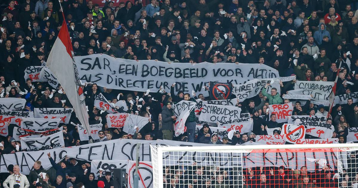 specificeren Tarief Schaap Ontevreden Ajax-fans vroegen met witte zakdoekjes om vertrek Alfred  Schreuder en kregen hun zin | Ontslag Alfred Schreuder | AD.nl