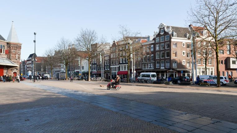 Volgens Leefbaar Amsterdam en het Cidi is de Nieuwmarkt geen goede plek om op 4 mei vluchtelingen te herdenken. Beeld Roï Shiratski