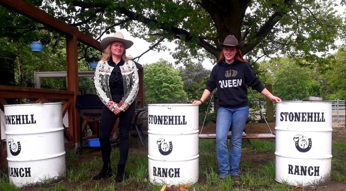 Brigitte Emmers met haar schoondochter Lina Goos op de Stone Hill Ranch in Herenthout.
