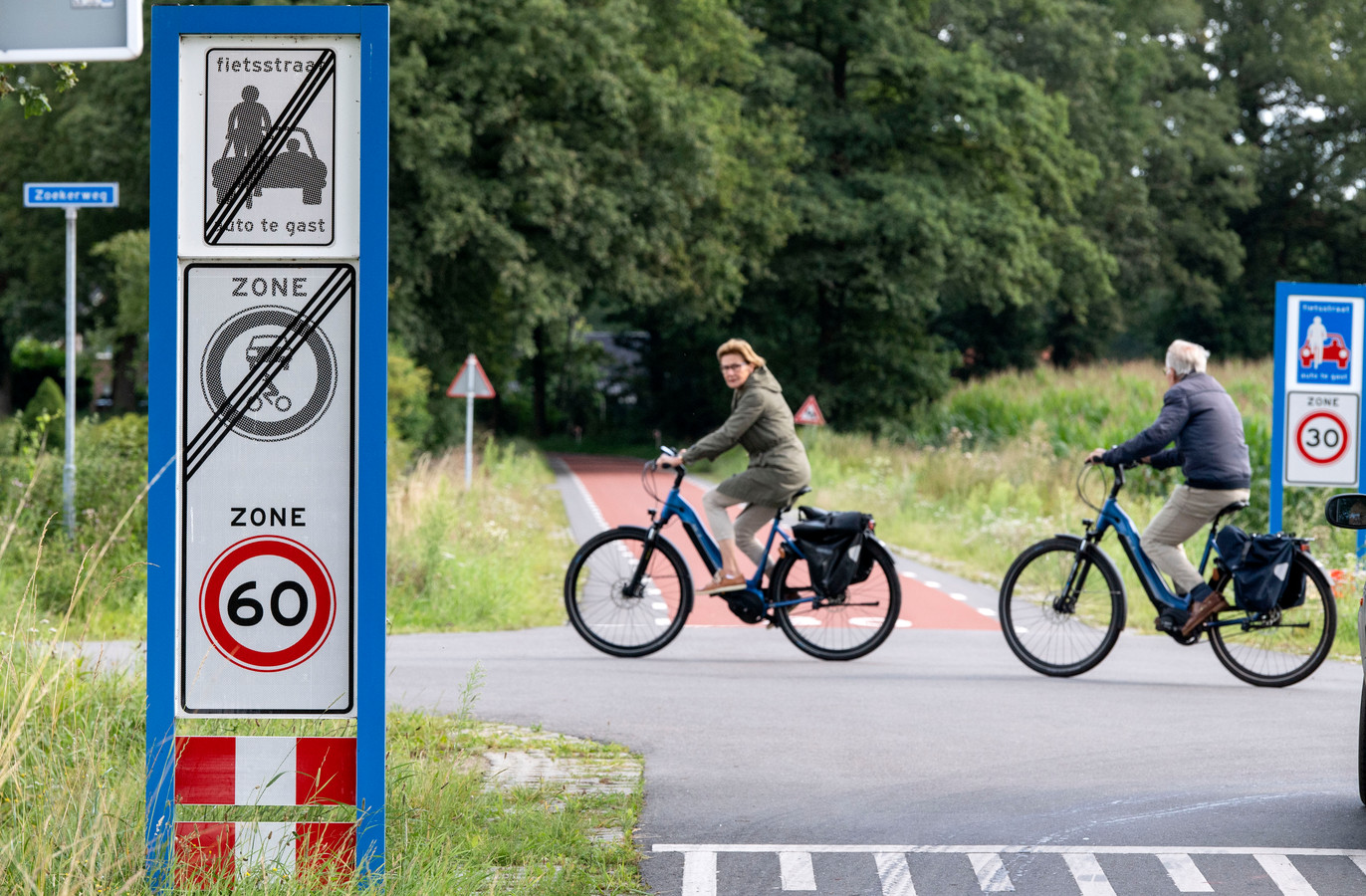 Een kruising op de Hogeboekelweg. De snelheid van 60 geldt op het kruispunt, 30 is de maximale snelheid op de fietsstraat zelf.