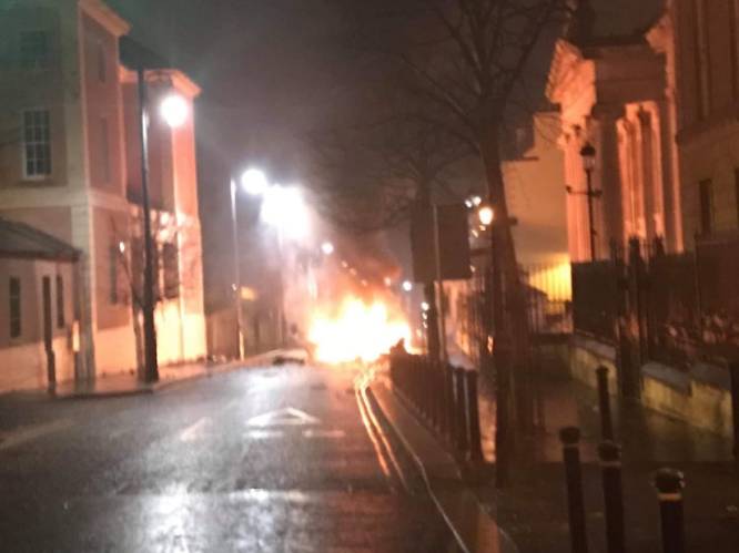 Wagen gaat in vlammen op voor Noord-Iers gerechtsgebouw: “Mogelijk een bomauto”
