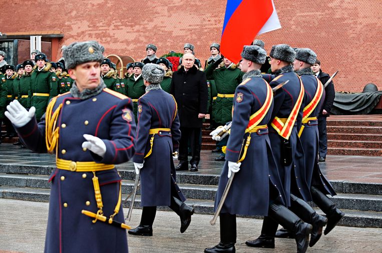 De Russische president Vladimir Poetin woont een herdenkingsplechtigheid voor gesneuvelde soldaten bij nabij het Kremlin.  Beeld AP