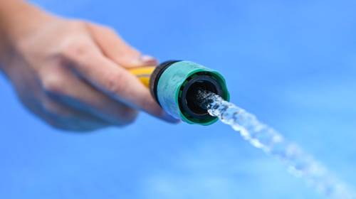 Wil je water sparen? Eet dan minder vlees en koop minder kleren
