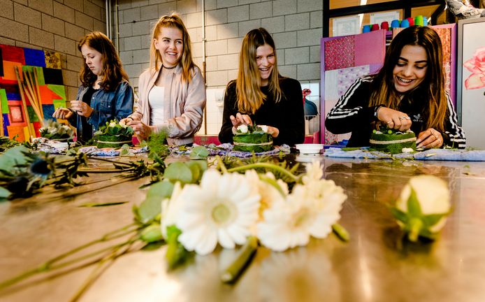 Quinty (tweede van links), Kim (rechts van haar) en Serayna (rechts) tijdens de les bloemschikken.