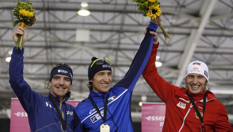 Enrico Fabris (midden), Bob de Jong (links) en Ivan Skobrev (rechts) op het podium na de 5000 meter. Foto EPA Beeld 
