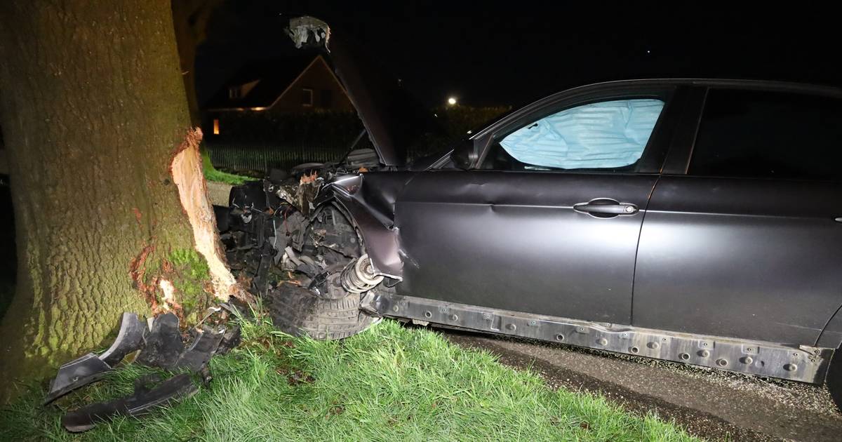 Autoband klapt bij botsing tegen boom in Odiliapeel, bestuurder met drank op mee naar politiebureau