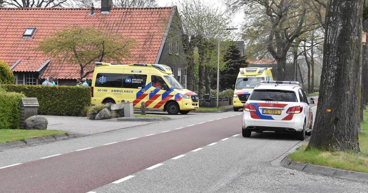 Schilder valt van dak in Hardenberg en wordt zwaargewond afgevoerd naar het ziekenhuis