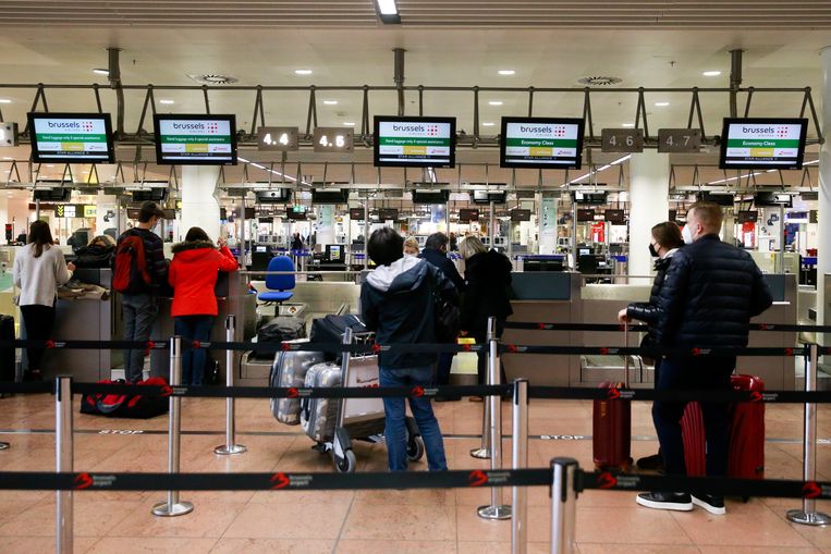 Passagiers schuiven aan bij de check-in, in Zaventem. Beeld EPA