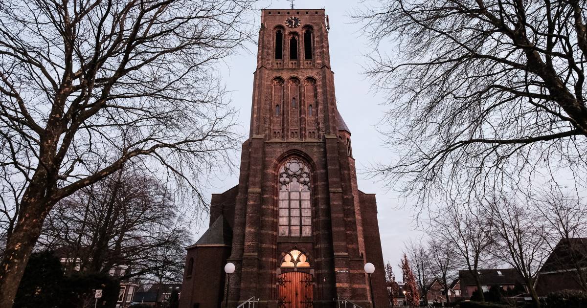 Kerk Azewijn verkocht: plannen voor 15 tot 16 woningen, toren wordt opgeknapt