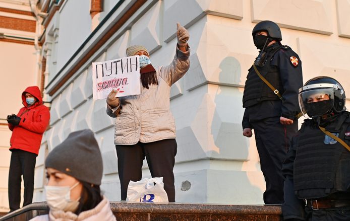 Een Navalny-aanhangster in Omsk houdt een bord omhoog met de tekst: "Poetin is een moordenaar".