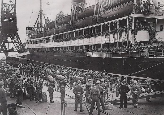 Met enorme transportschepen vertrokken vanaf 1945 duizenden soldaten naar Nederlands Indië. Ruim 6000 van hen sneuvelden door geweld, ziekte of ongelukken.