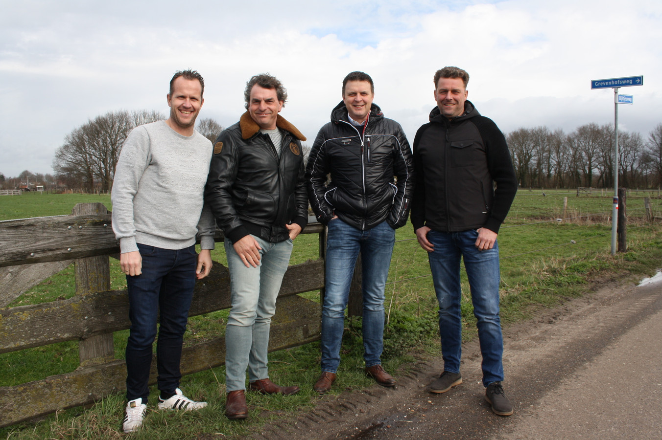 Gerrit, Gerrit, Gerrit en Gerrit hijsen de vlag voor Hierden | Foto ...