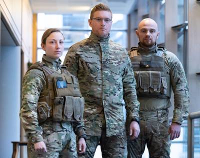 Nieuwe uniformen van Belgisch leger nog niet onder alle soldaten verdeeld, maar wel al te koop op Vinted: 100 euro voor een broek, 150 voor een gasmasker