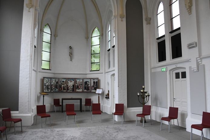 De Kapel van Kloosterhotel ZIN in Vught. Aan de wand een afdruk van De Meester van Alkmaar, een schilderij uit 1504 van een onbekende schilder waarop de zeven Barmhartigheden staan afgebeeld.