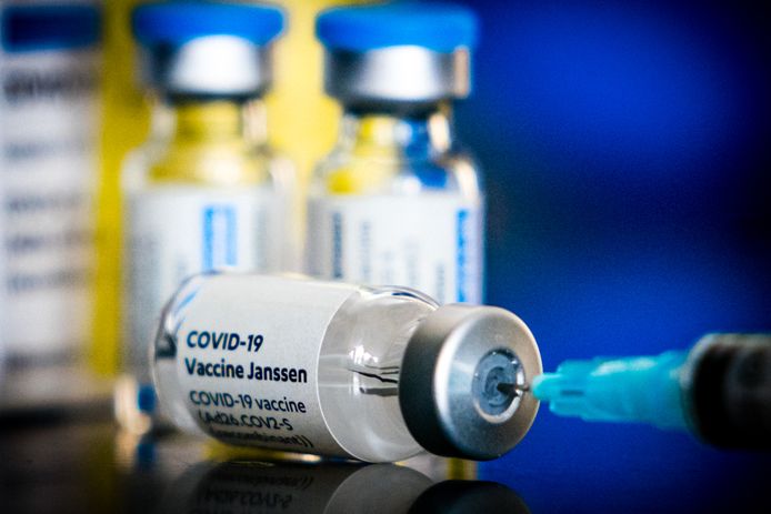 Een ampul met het coronavaccin van Janssen.