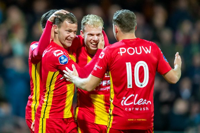 Luuk Brouwers is na zijn 3-1 voor GA Eagles het middelpunt van een Deventer feestje. Heracles werd zaterdag met 4-2 bedwongen.
