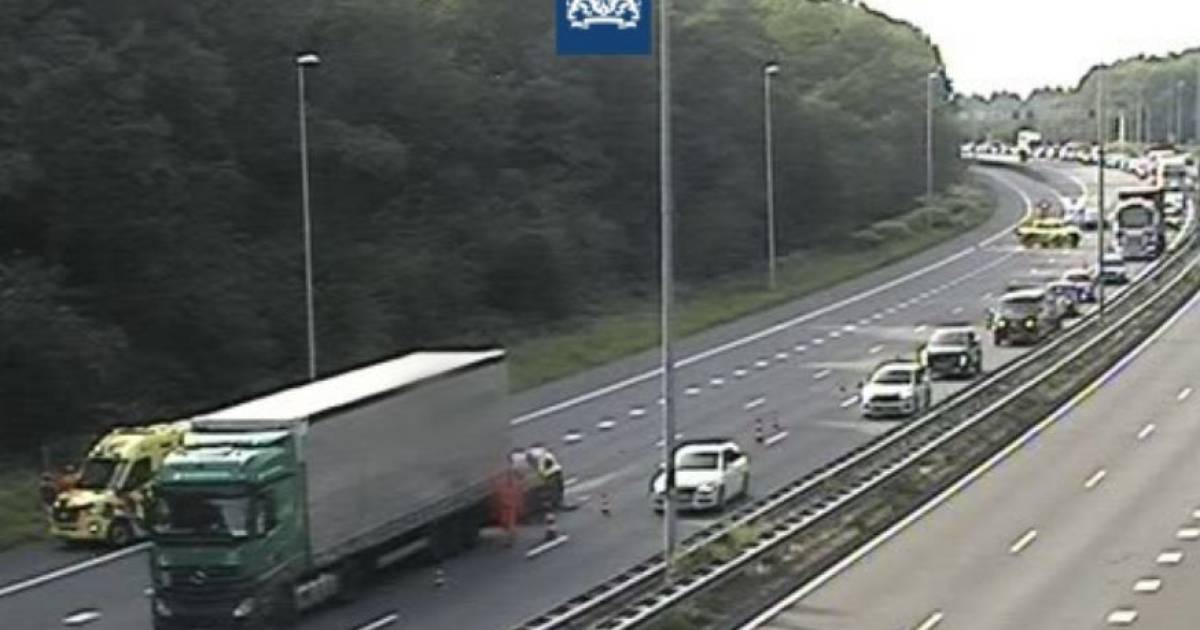 Drie rijstroken dicht door ongeval met vrachtwagen op A12 bij Arnhem.