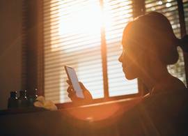 Kim (44) spreekt via Tinder met mannen af als ze een weekend weg is