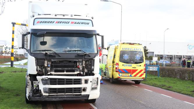 Vrouw gewond bij botsing met vrachtwagen op kruispunt in Waalwijk