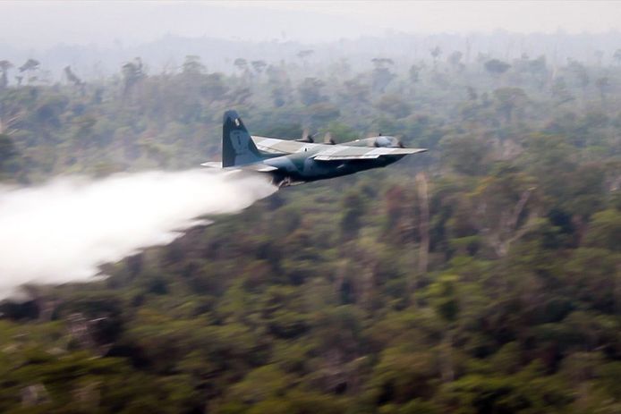 Hercules C-130 dropt water boven de Amazone.