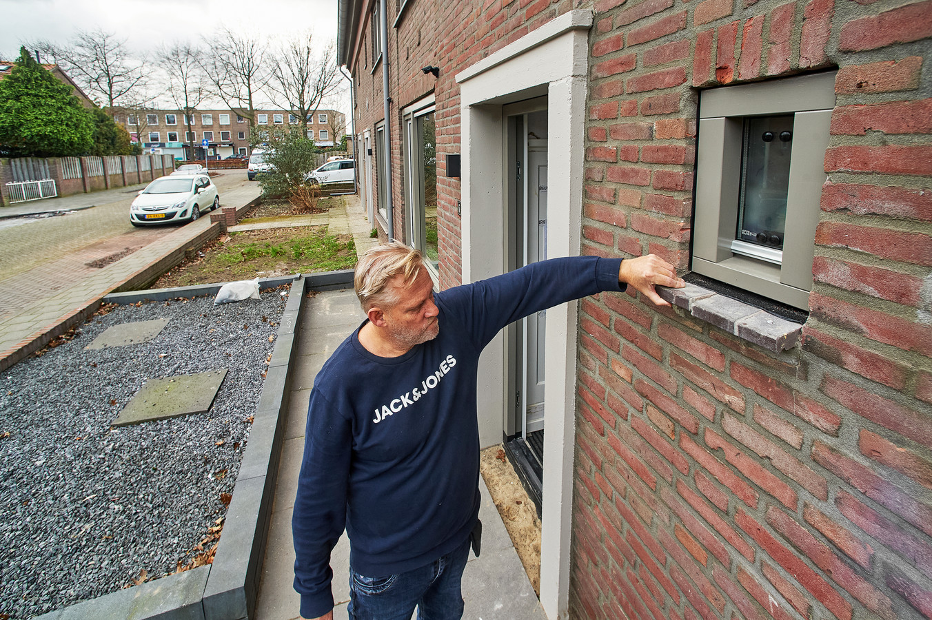 Edwin van Eck is een van de bewoners van de Schadewijk die klachten heeft over de renovatie door BrabantWonen. Hij toont een loszittende dorpel.
