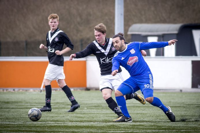 Marco Aydin (blauw) in duel met Sportclub Enschede.