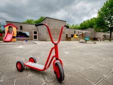 Dochter van Sanne werd door leidsters kinderopvang achtergelaten op schoolplein: ‘Was de druppel’