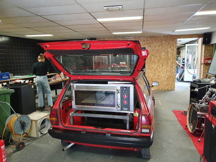 De pizzaoven past precies. De Polo staat onder een soort carpoort et voilà: pizza Polo.