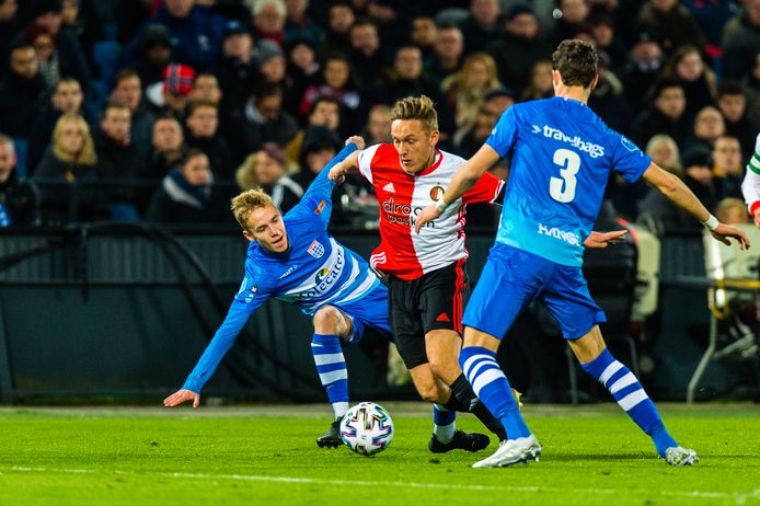 Feyenoord-speler Jens Toornstra glipt voorbij twee PEC-spelers.