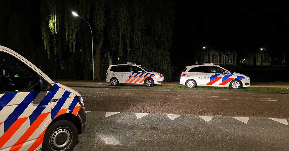 Gewonde man (34) zegt te zijn bedreigd met steekwapen in Deventer, politie zoekt verdachte.