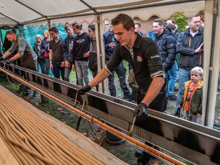 Scoutingclub bakt frikandellen van 7,5 meter voor jubileum