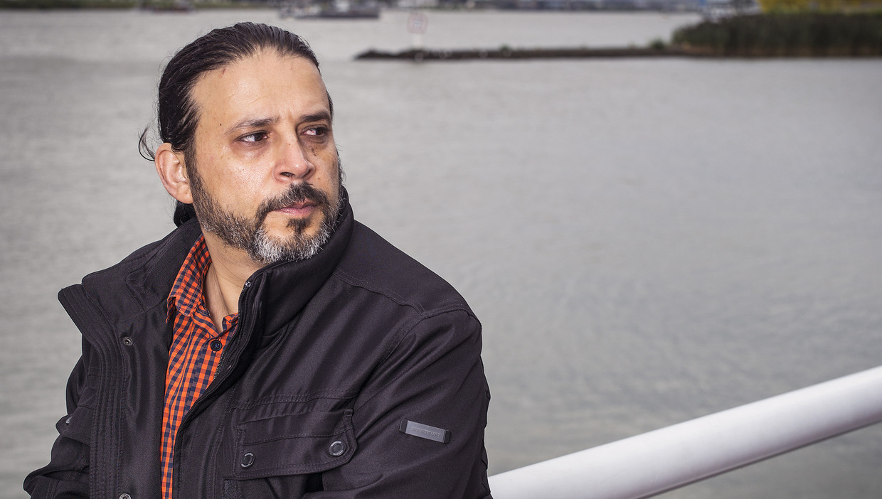 Mohammed Karim Labidi uit Tunesië vertelt in Dordrecht zijn heftige levensverhaal. Beeld Jiri Buller