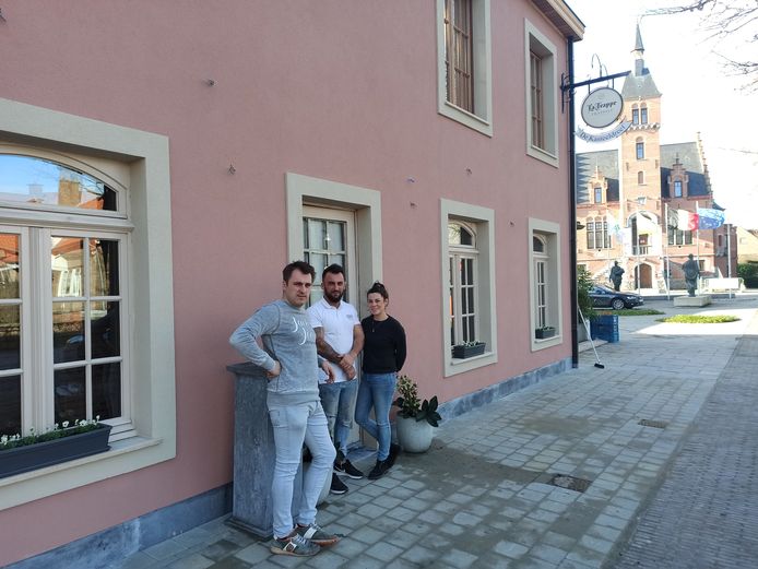Nicholas, Valerie en Maxim Sanmodesto voor hun vernieuwde gevel.