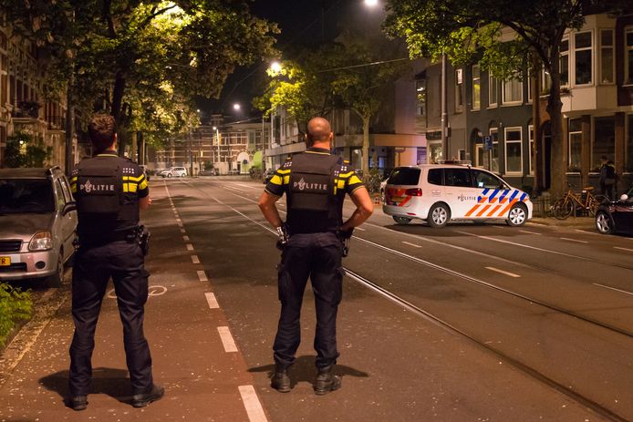 Tussen de Bergweg en de Louwerslootstraat in Rotterdam heeft de politie een verdachte in de bil geschoten.