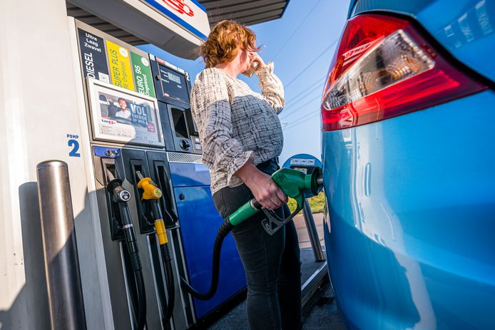 De prijs voor benzine en diesel stijgt naar recordhoogte vanwege de oorlog in de Oekraïne. De compensatie van de Nederlandse overheid komt voornamelijk bij de rijke Nederlanders terecht.