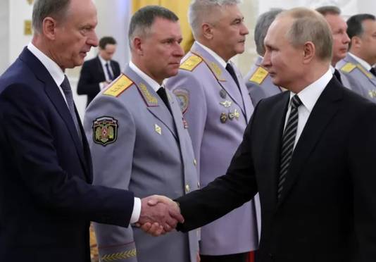 De Russische president Vladimir Poetin met zijn machtigste adviseur, Nikolaj Patroesjev (links).