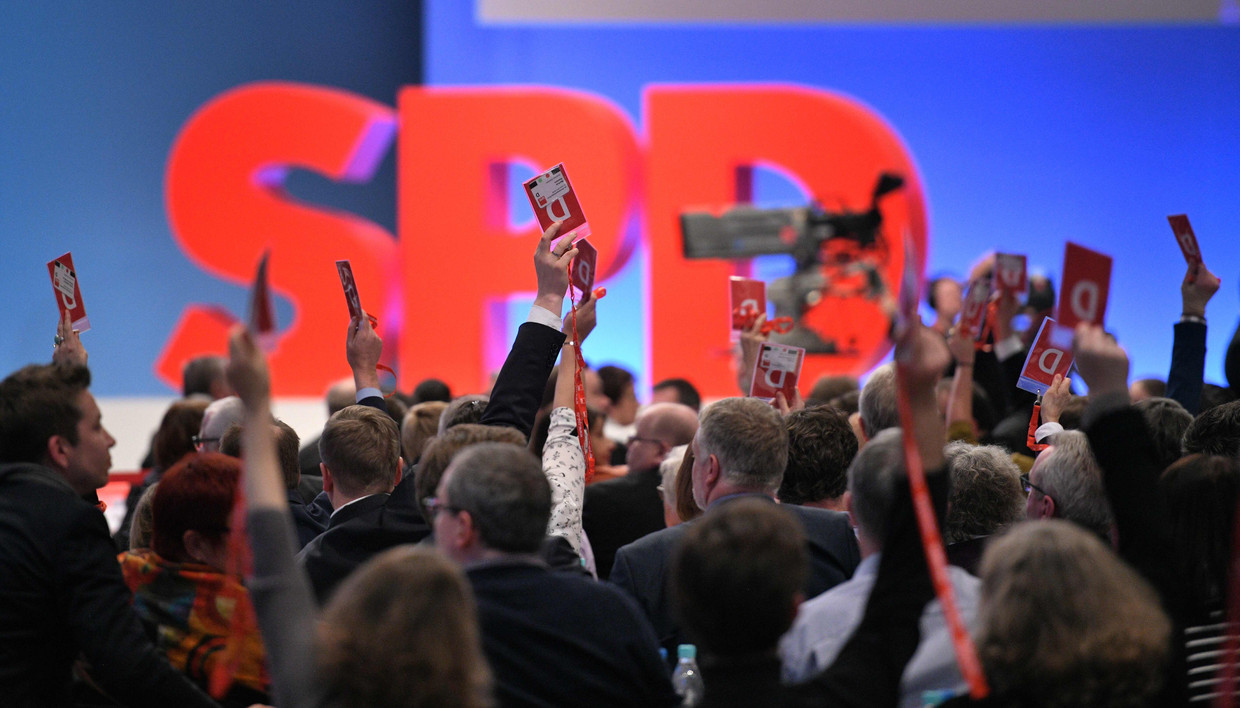 Delegatieleden van de SPD kwamen zondag bijeen om te stemmen over onderhandelingen met CDU/CSU over een nieuwe bondsregering. Beeld AFP