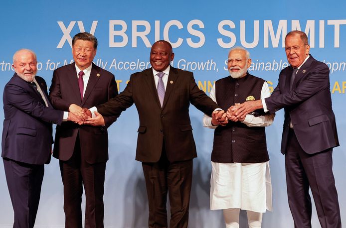 Le président du Brésil Luiz Inacio Lula da Silva, le président de la Chine Xi Jinping, le président sud-africain Cyril Ramaphosa, le Premier ministre indien Narendra Modi et le ministre russe des Affaires étrangères Sergei Lavrov posent pour une photo de famille des BRICS lors du sommet des BRICS de 2023.