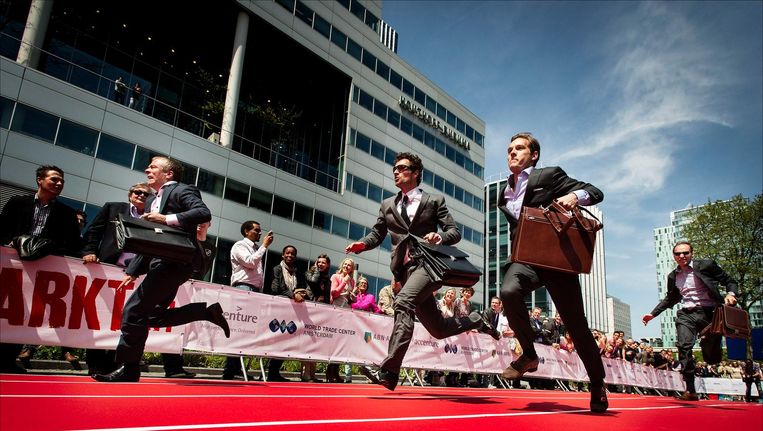 Consultants, bankiers, juristen en ambtenaren gaan voor de winst tijdens de Hakken/Pakken Run op de Zuidas in Amsterdam. Beeld anp