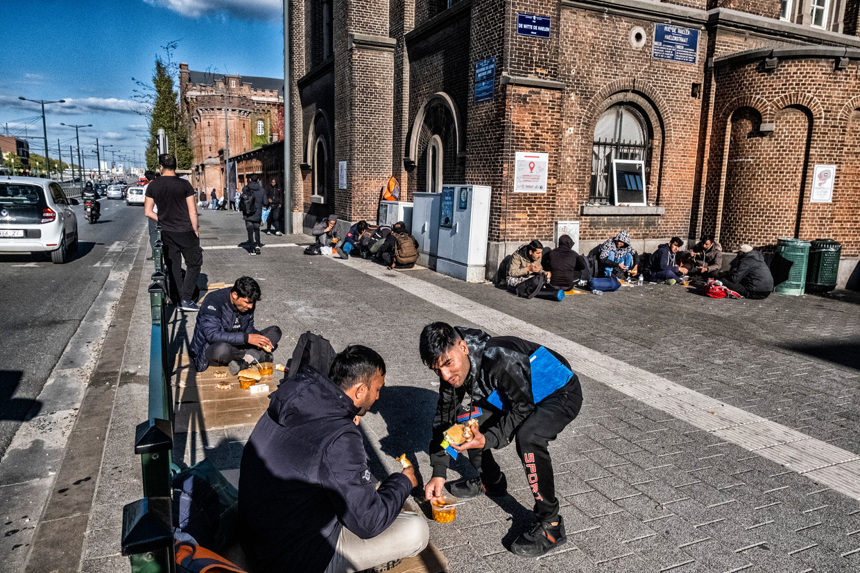Asielzoekers zitten op straat nabij Klein Kasteeltje, in de hoop een opvangplek te bemachtigen. Beeld Tim Dirven