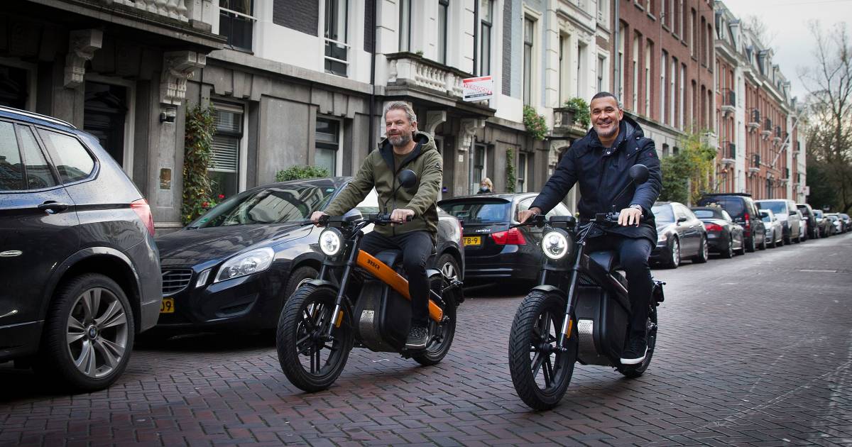 ruud gullit rijdt rond op achterhoekse scooter in amsterdam hij was mijn jeugdheld achterhoek tubantia nl