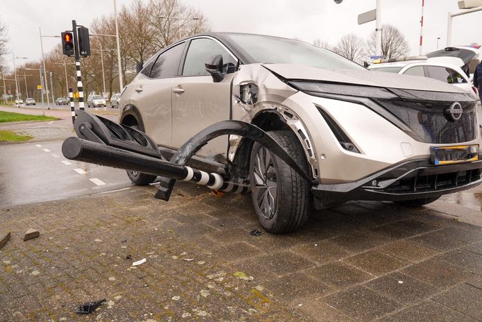 Twee auto’s zijn zondagmiddag in botsing gekomen op de kruising van de Kanaaldijk en de Julianalaan in Helmond.