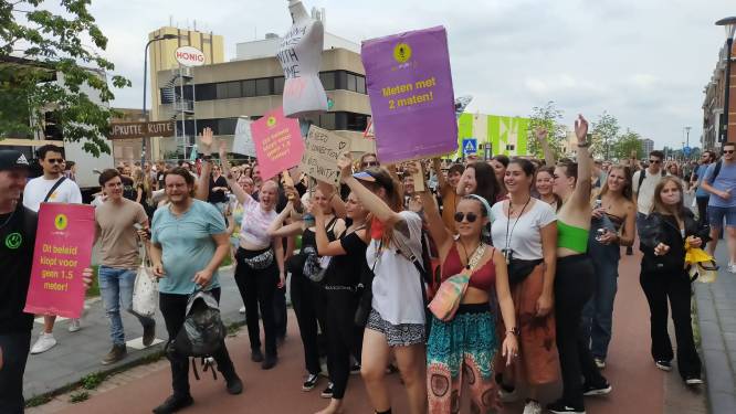 Drummer De Staat sluit demonstratie af in Nijmegen: ‘Nachtleven wordt gesloopt’