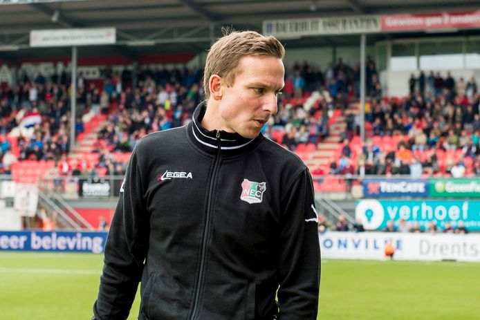 NEC-trainer Pepijn Lijnders baalt na de 4-0 nederlaag tegen FC Emmen op De Oude Meerdijk in de play-offs.